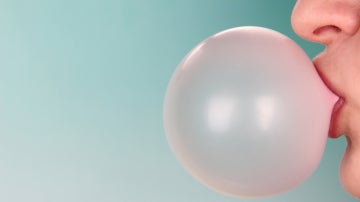 Imagen de una chica mascando un chicle
