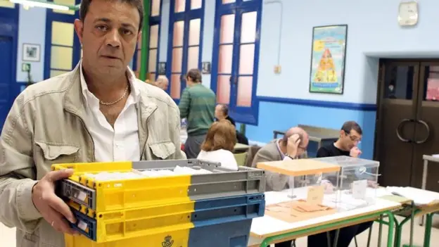 Un empleado de Correos entregando los votos en un colegio electoral Un empleado de Correos entregando los votos en un colegio electoral