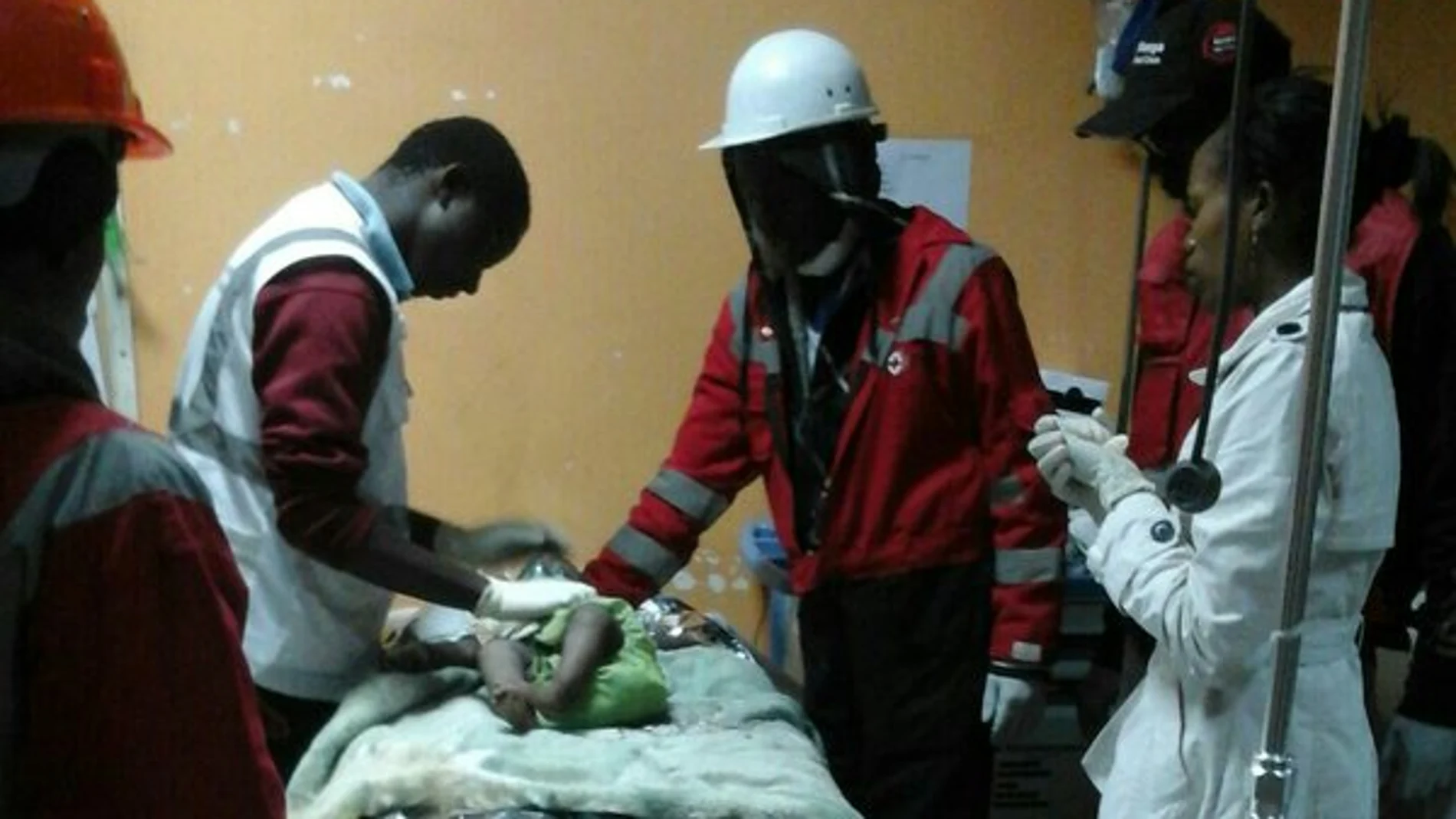 La niña ha sido trasladada al hospital La niña ha sido trasladada al hospital