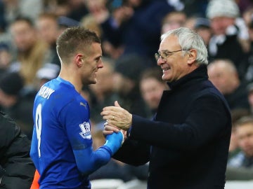 Jamie Vardy y Ranieri se saludan tras un partido del Leicester