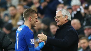 Jamie Vardy y Ranieri se saludan tras un partido del Leicester