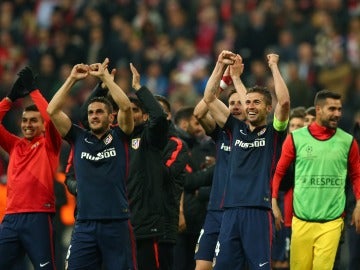 Los jugadores rojiblancos celebran su pase a la final en el Allianz Arena