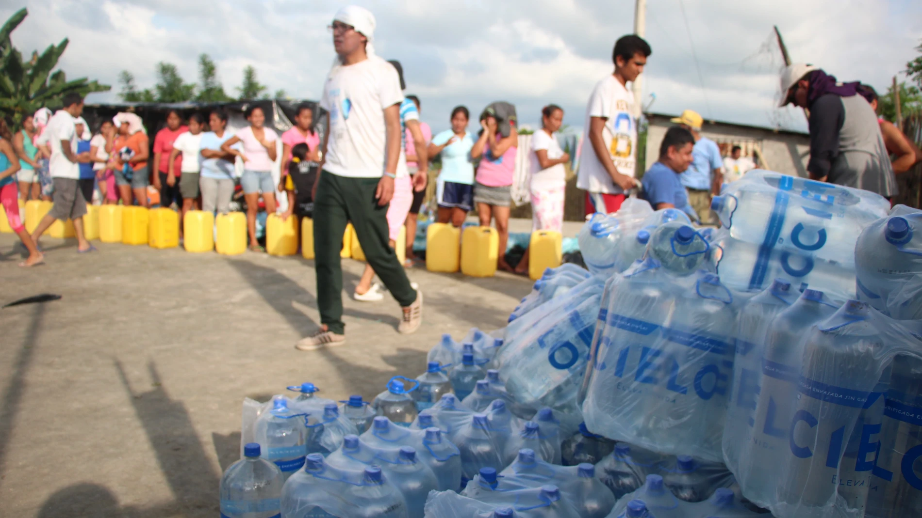 Afectados reciben ayuda en el campamento de Naciones Unidas en Pedernales Afectados reciben ayuda en el campamento de Naciones Unidas en Pedernales