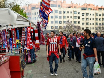 La afición del Atlético de Madrid, en las afueras del Vicente Calderón