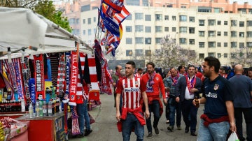 La afición del Atlético de Madrid, en las afueras del Vicente Calderón