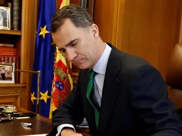 Felipe VI firma la disolución de las Cortes Felipe VI firma la disolución de las Cortes