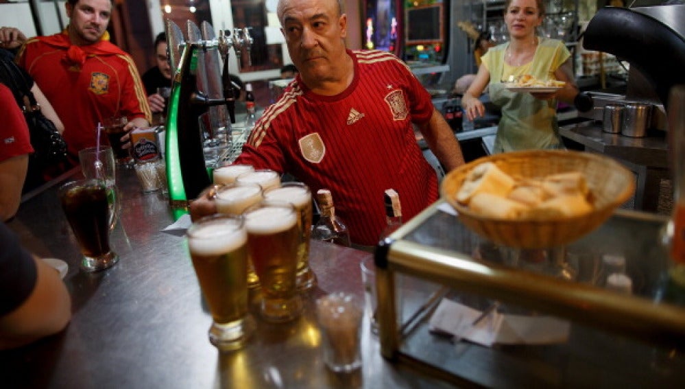 Un camarero sirviendo cerveza