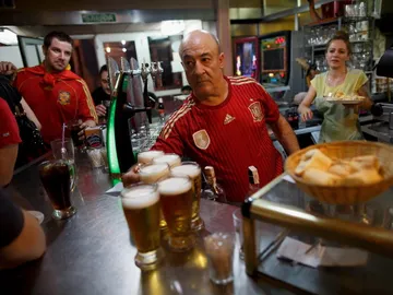 Un camarero sirviendo cerveza Un camarero sirviendo cerveza