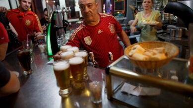 Los españoles beben más cerveza que nunca y fuman menos