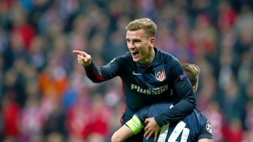 Griezmann celebrando  su gol con Gabi 