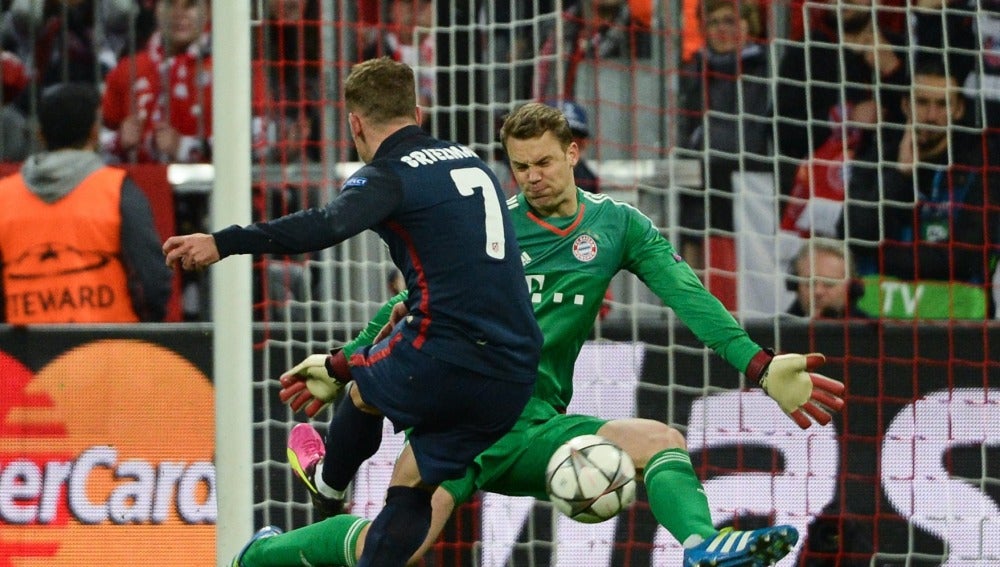 Griezmann superando a Neuer y poniendo el 1-1