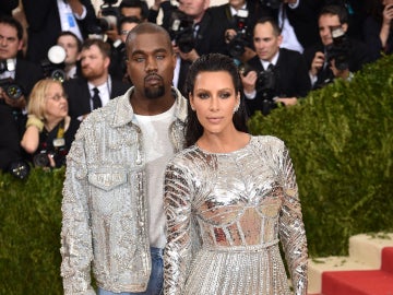 Kim Kardashian y Kanye West han centrado la atención una vez más de los flashes de los periodistas, ya sea por el brillante vestido de ella como por las lentillas grises de él