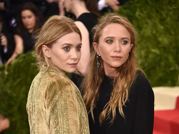 Las gemelas Olsen tampoco quisieron perderse la gala, a la que se presentaron con unas chaquestas muy anchas que aún remarcaba más su extrema delgadez Las gemelas Olsen tampoco quisieron perderse la gala, a la que se presentaron con unas chaquestas muy anchas que aún remarcaba más su extrema delgadez