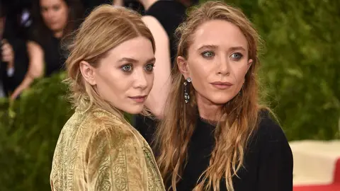 Las gemelas Olsen tampoco quisieron perderse la gala, a la que se presentaron con unas chaquestas muy anchas que aún remarcaba más su extrema delgadez Las gemelas Olsen tampoco quisieron perderse la gala, a la que se presentaron con unas chaquestas muy anchas que aún remarcaba más su extrema delgadez