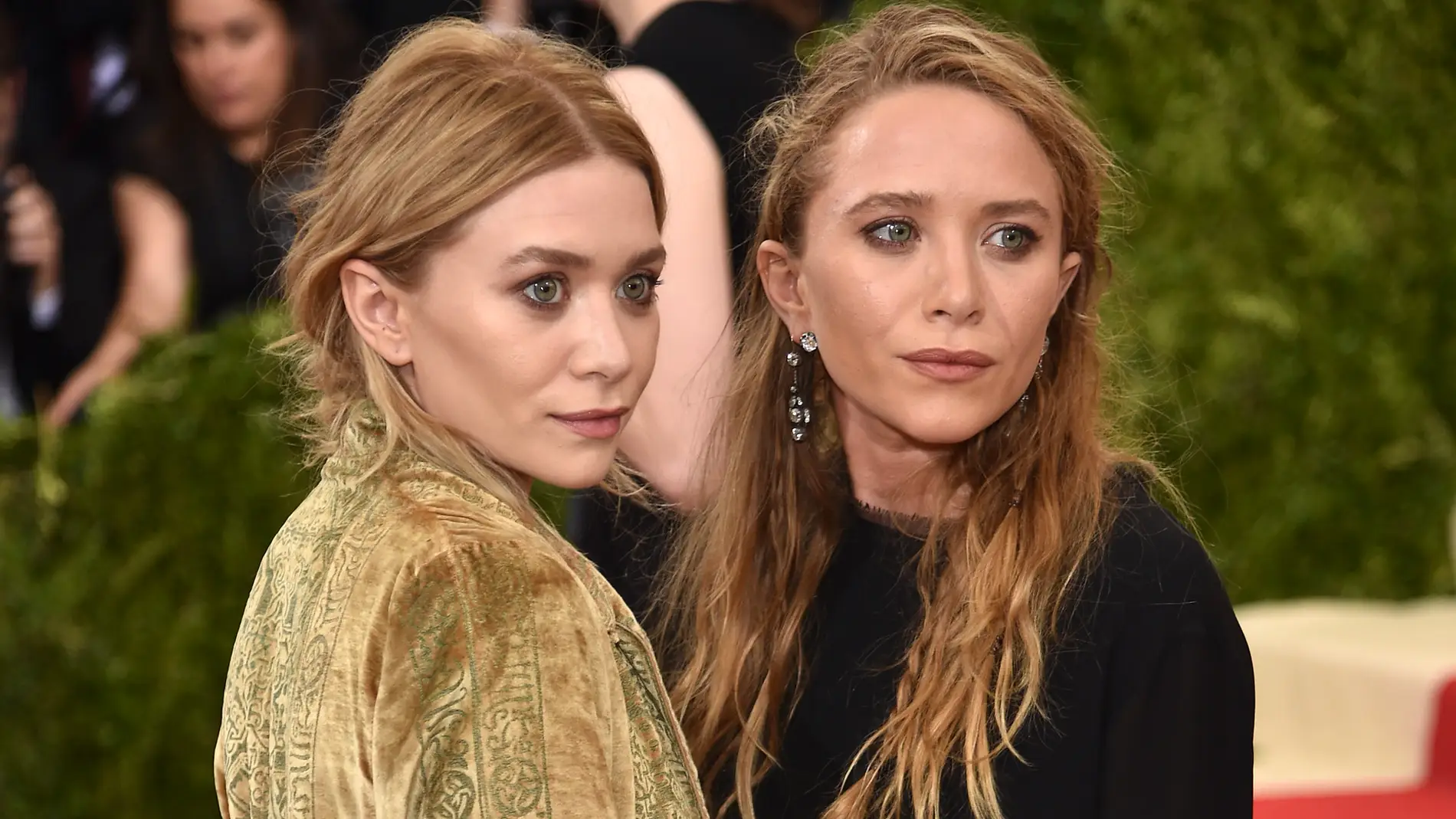 Las gemelas Olsen tampoco quisieron perderse la gala, a la que se presentaron con unas chaquestas muy anchas que aún remarcaba más su extrema delgadez