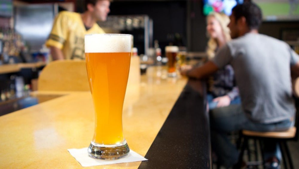 Una cerveza sobre la barra de un bar