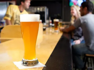 Una cerveza sobre la barra de un bar Una cerveza sobre la barra de un bar