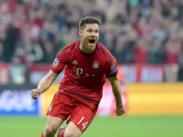 Xabi Alonso celebrando su gol de falta directa Xabi Alonso celebrando su gol de falta directa