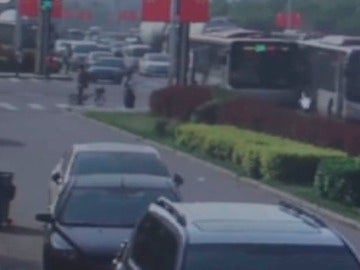 Conductores de autobús colisionan en China