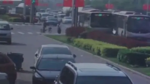 Conductores de autobús colisionan en China Autobuses en China