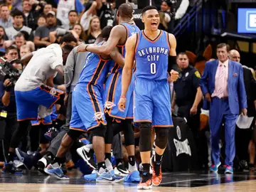 Russell Westbrook celebra el triunfo con el resto de la plantilla al fondo Russell Westbrook celebra el triunfo con el resto de la plantilla al fondo