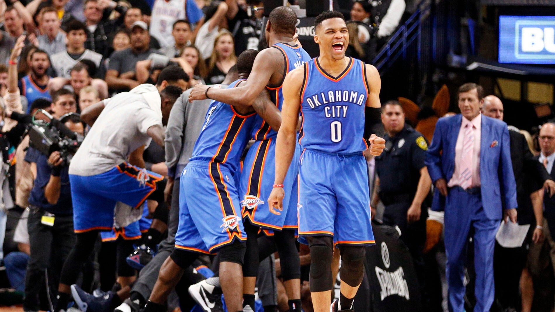 Russell Westbrook celebra el triunfo con el resto de la plantilla al fondo