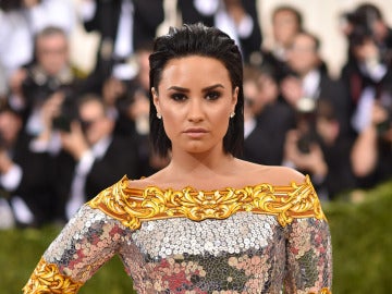 Demi Lovato también marcó estilo con este vestido de lentejuelas plateadas con inspiración oriental