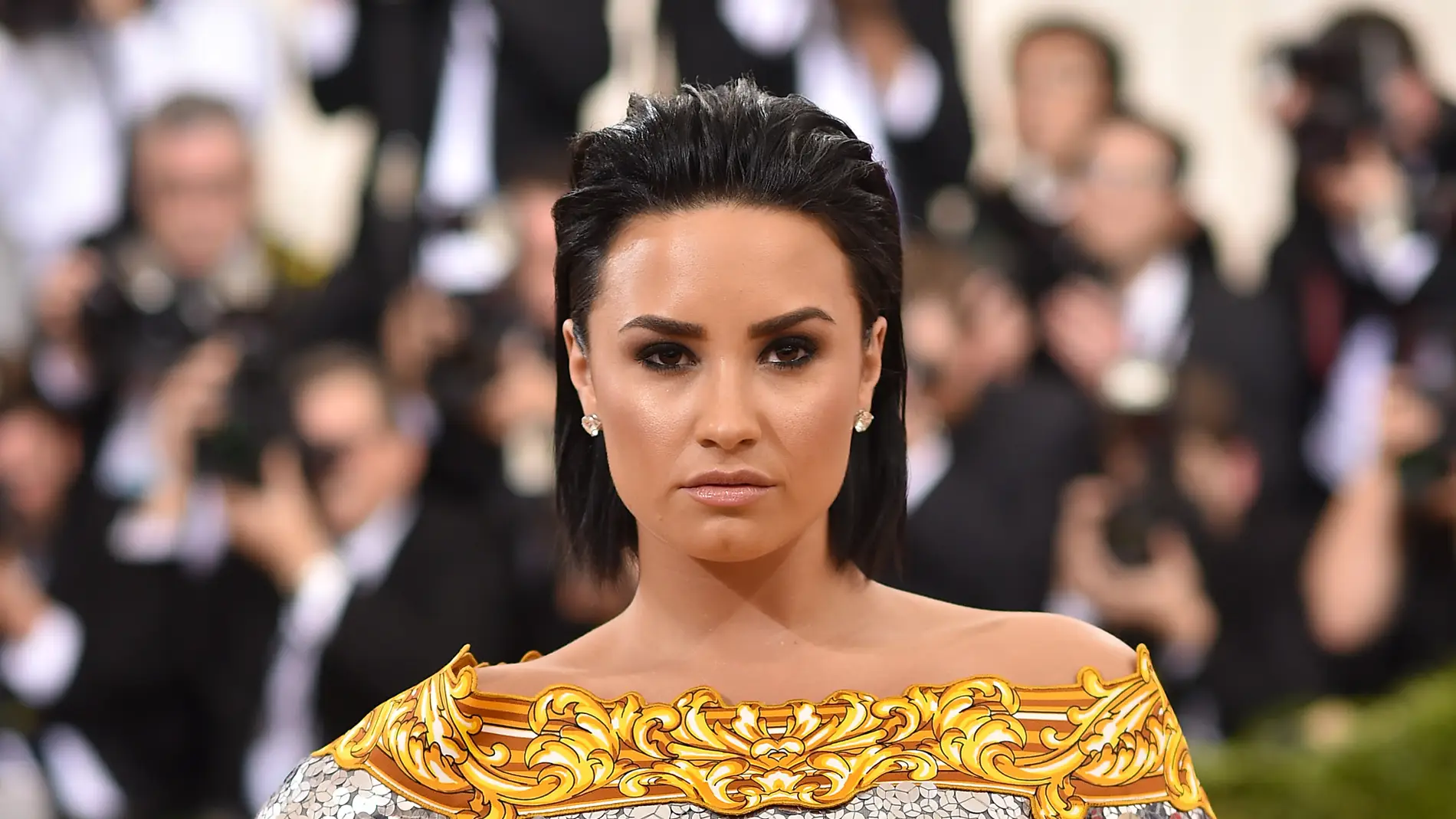 Demi Lovato también marcó estilo con este vestido de lentejuelas plateadas con inspiración oriental