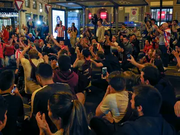 Centenares de aficionados celebran en Neptuno el pase a la final Centenares de aficionados celebran en Neptuno el pase a la final