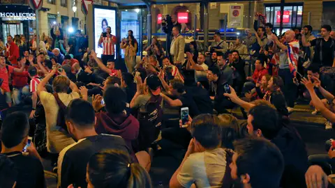 Centenares de aficionados celebran en Neptuno el pase a la final Centenares de aficionados celebran en Neptuno el pase a la final