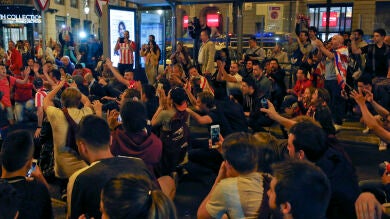 Centenares de aficionados del Atlético celebraron el pase a la final en Neptuno