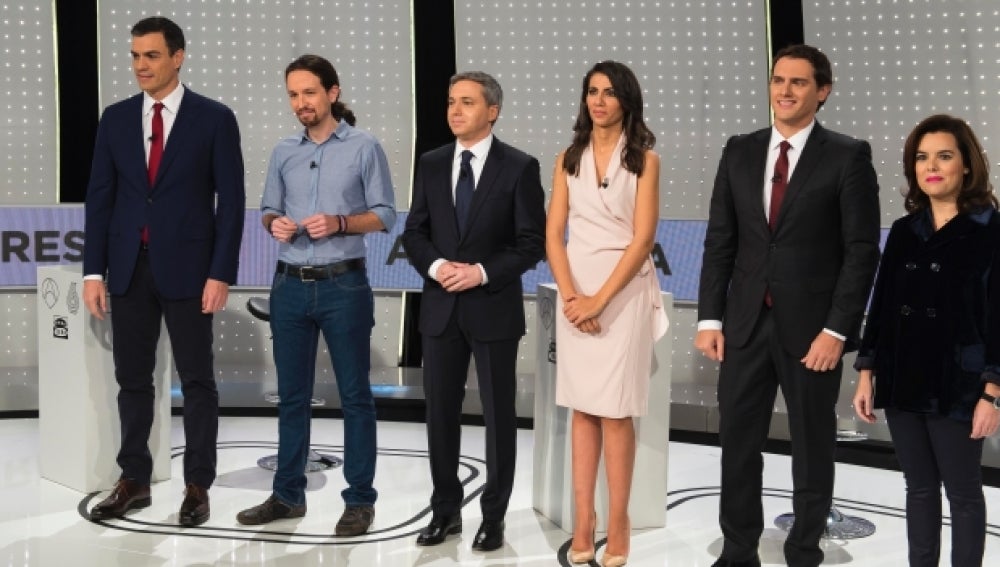 Posado de los participantes en '7d, El Debate Decisivo' con los moderadores