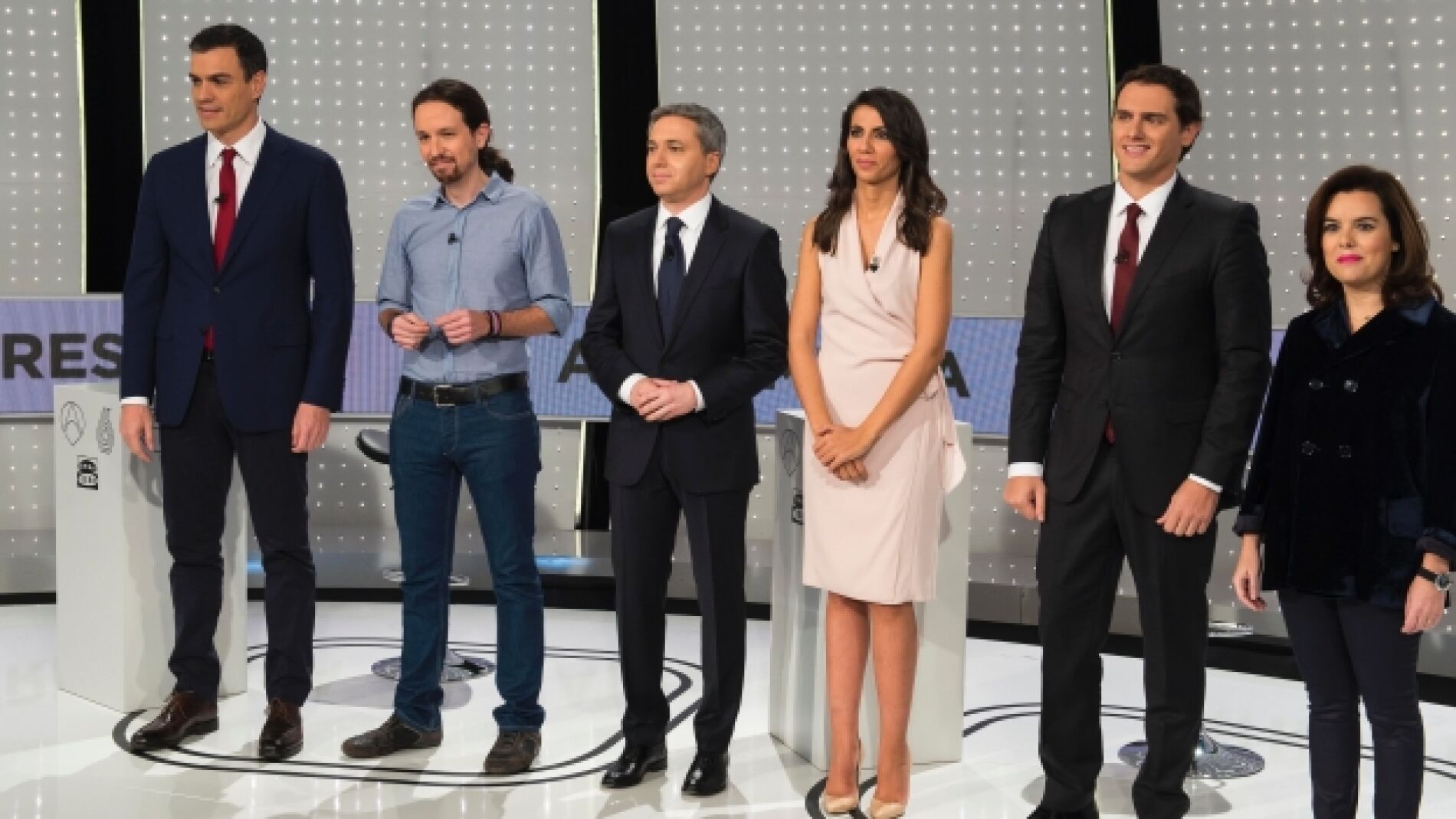 Posado de los participantes en '7d, El Debate Decisivo' con los moderadores 