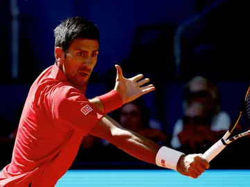 Novak Djokovic resta una pelota ante Borna Coric Novak Djokovic resta una pelota ante Borna Coric