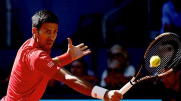 Novak Djokovic resta una pelota ante Borna Coric