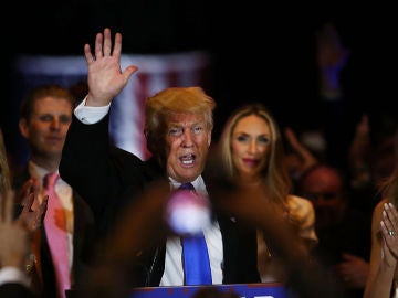 Donald Trump celebrando su victoria en Indiana