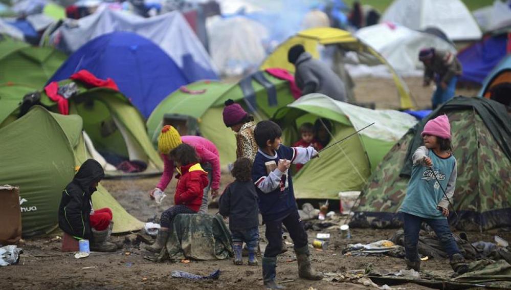 Ni&ntilde;os juegan en la frontera de Grecia y Macedonia