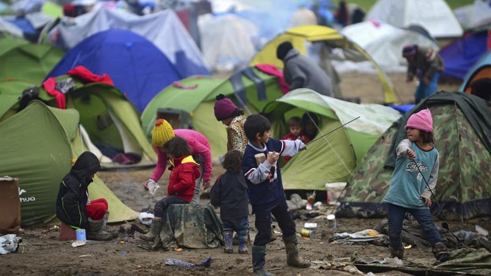 Ni&ntilde;os juegan en la frontera de Grecia y Macedonia