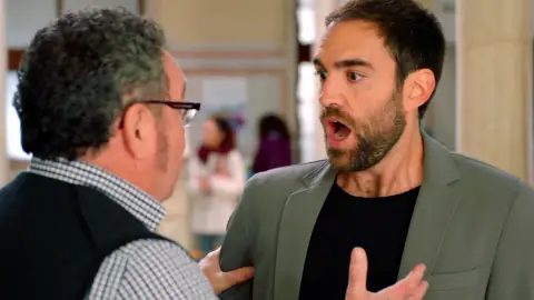 Antonio alarma a Iñaki: "¡Frasquito está muerto!" Los chicos de la despedida se han pasado el día buscando a Frasquito, el mejor amigo de Antonio. Cuando se da por vencido, Antonio decide volver al pueblo y se encuentra a su amigo en mal estado... Iñaki no da crédito.