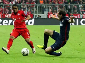 Diego Godín intentando cortar un balón ante Douglas Costa Diego Godín intentando cortar un balón ante Douglas Costa