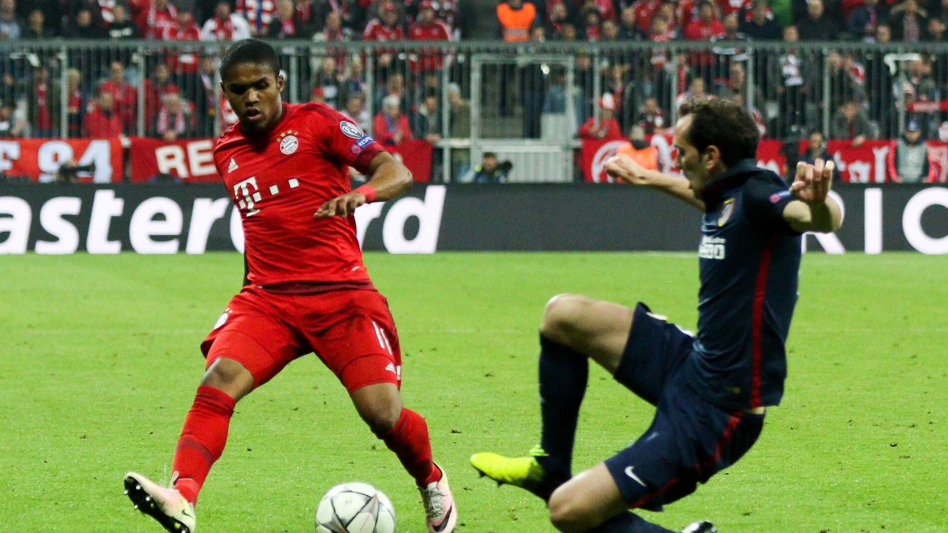 Diego God&iacute;n intentando cortar un bal&oacute;n ante Douglas Costa