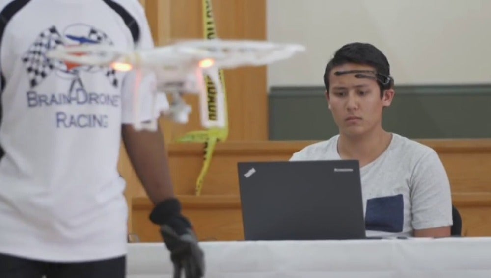 Frame 7.630125 de: Carreras de drones pilotados con la mente