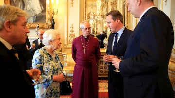 David Cameron hablando con Isabel II