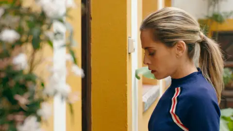 Carmen se arrepiente en el último momento de conocer a su madre Carmen se arrepiente en el último momento de conocer a su madre