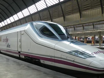 Un AVE de Renfe. Un AVE de Renfe.