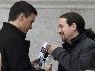 Pedro Sánchez y Pablo Iglesias antes de una de sus reuniones