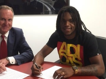 Renato Sanches, firmando su contrato con el Bayern de Munich