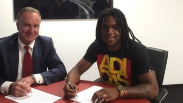 Renato Sanches, firmando su contrato con el Bayern de Munich