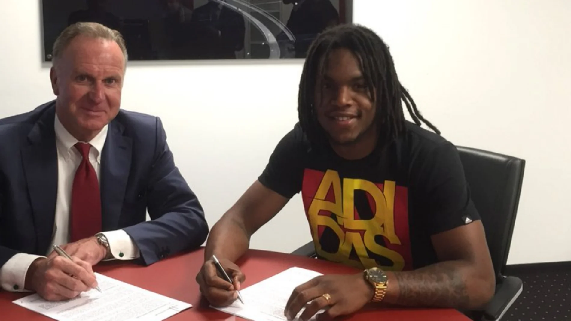 Renato Sanches, firmando su contrato con el Bayern de Munich Renato Sanches, firmando su contrato con el Bayern de Munich