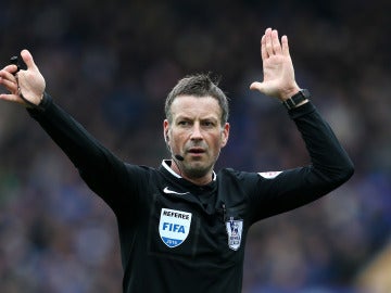 Mark Clattenburg durante un partido de la Premier